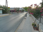 Die Strasse vor dem Agapi Beach Hotel in Ammoudara (GR).